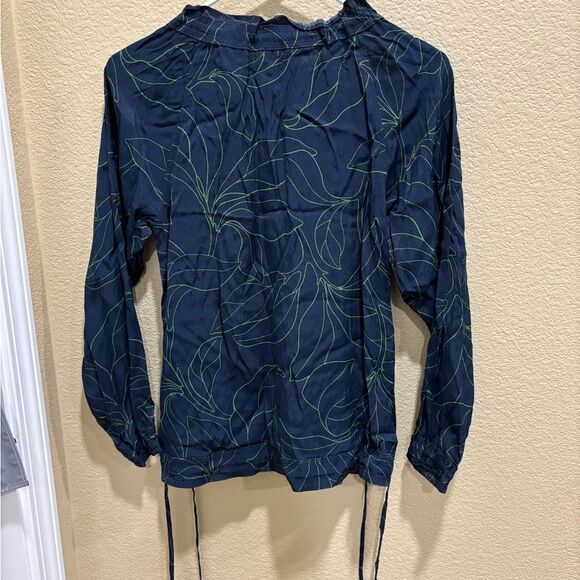 Blue top with leaf pattern - Picture 4 of 7